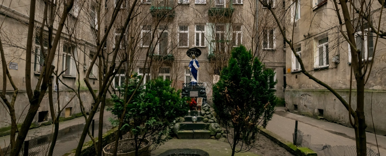 Капличка на вулиці Бжеській, 11, Варшава. Фото: Павел Зданович