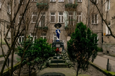 Капличка на вулиці Бжеській, 11, Варшава. Фото: Павел Зданович