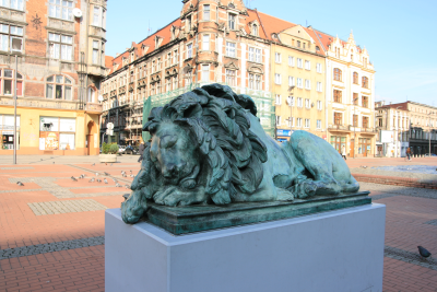 Скульптура сплячого лева Теодора Каліде, Битом. Фото: Адам Гетманський 