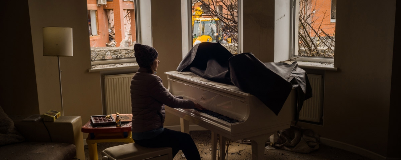 Українська піаністка Ірина Манюкіна грає на фортепіано у своєму будинку, який розбомбили росіяни. Войцєх Ґжендзінський / Washington Post