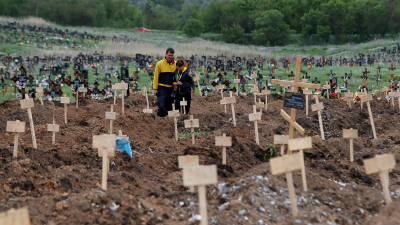 Цвинтар мирних жителів, загиблих у Маріуполі. Село Старий Крим. Травень, 2022. Фото: Олександр Єрмоченко / Reuters / Forum