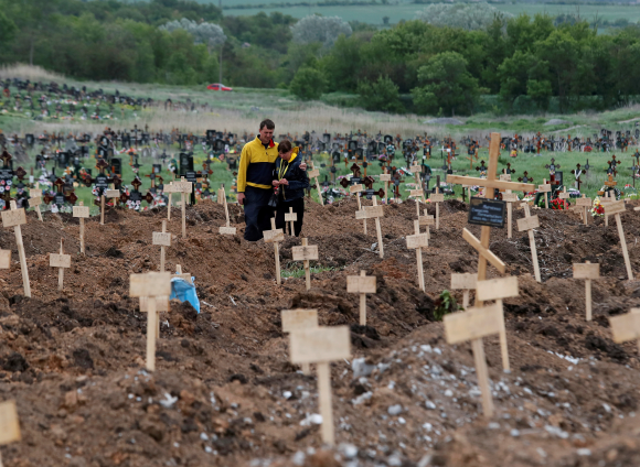 Цвинтар мирних жителів, загиблих у Маріуполі. Село Старий Крим. Травень, 2022. Фото: Олександр Єрмоченко / Reuters / Forum