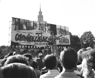 Бард Мацєй Пєтшик співає під час протестів, 1981 рік. Фото: Алєксандр Кєпліч / Forum