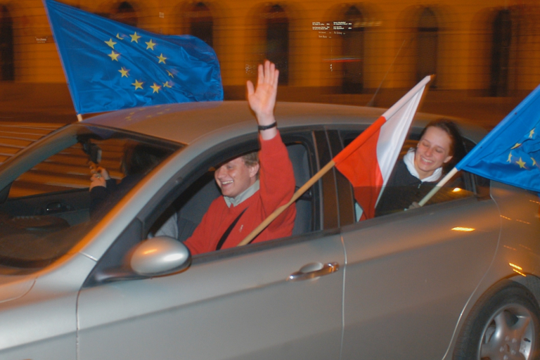 Варшавʼяни святкують вступ Польщі до ЄС. Ніч на 1 травня 2004 року. Фото: Філіп Радванський / Forum