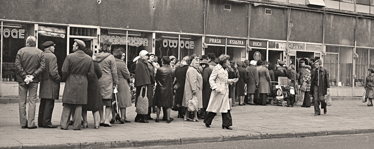 Черга під торговими павільйонами. Варшава, 1981. Джерело: Національний цифровий архів Польщі