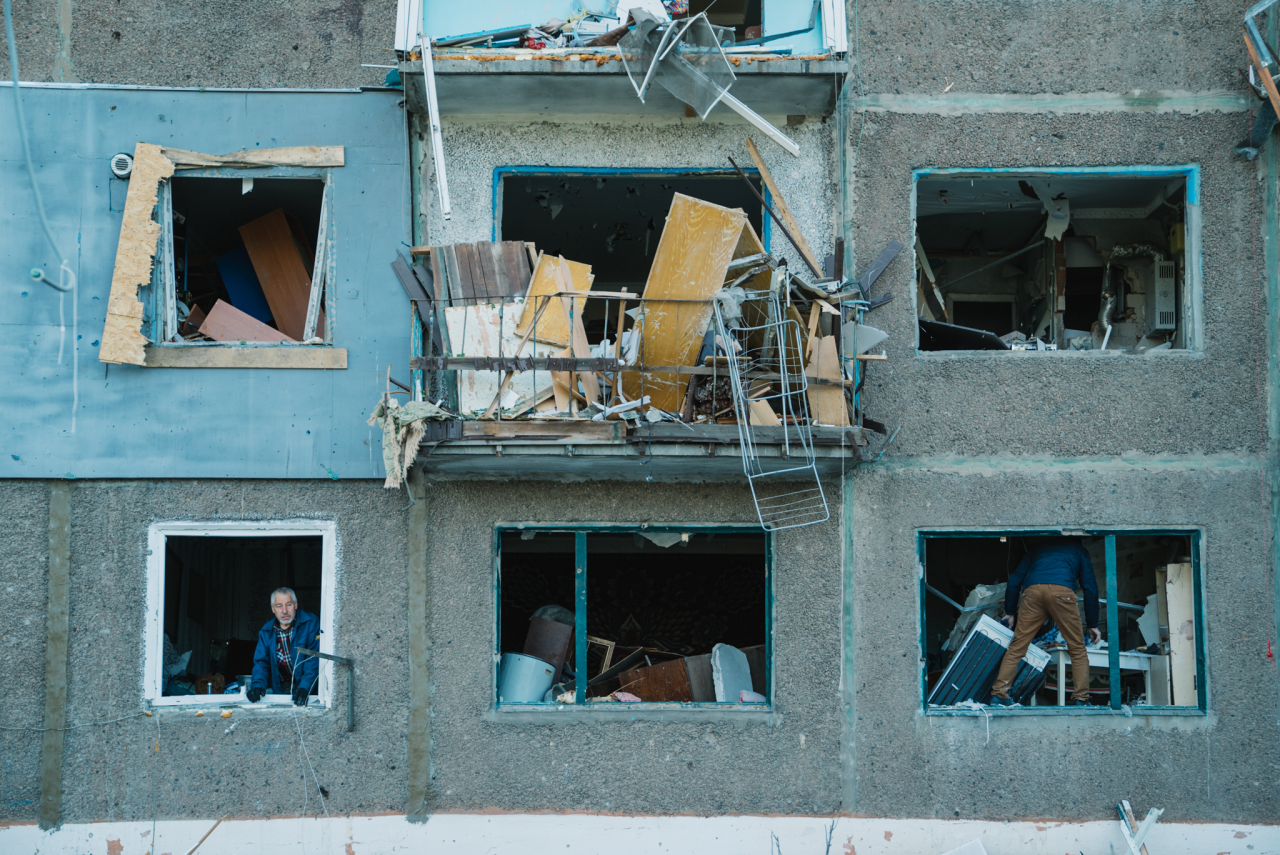 Жителі у своїх квартирах після нічного вибуху. Краматорськ, 5 травня 2022. Фото: Павел Пєньонжек
