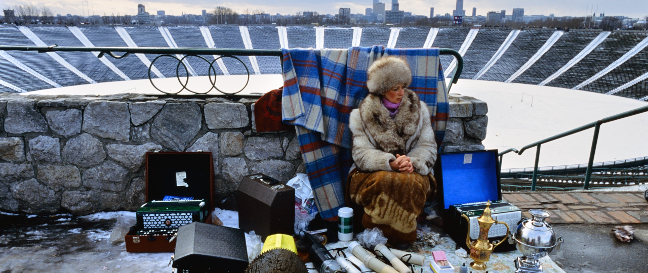 Жінка з колишнього СРСР на Стадіоні Десятиліття, 1992. Фото: Ярослав Стахович, Кшиштоф Вуйцік / Forum