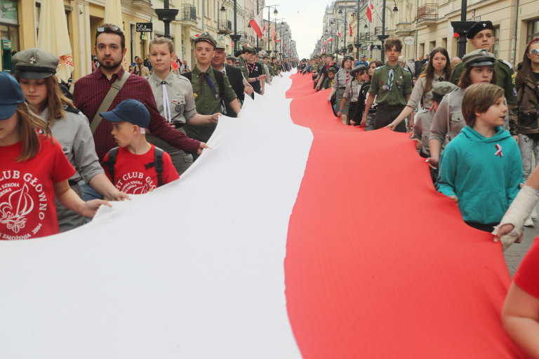 Люди тримають 123-метровий прапор Польщі в Лодзі. Фото: Мар’ян Жубжицький / Forum