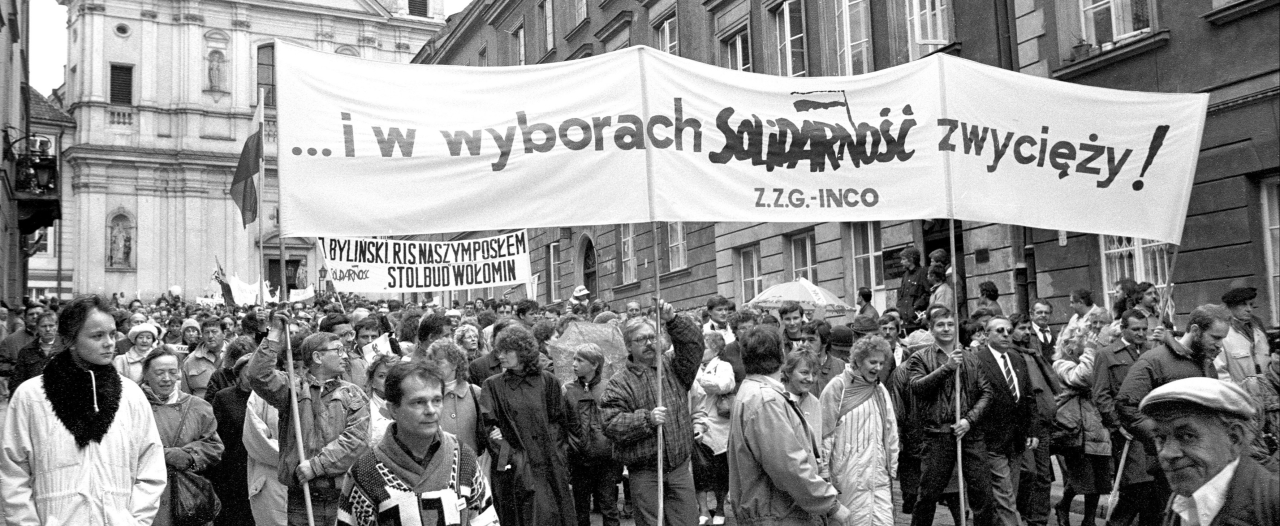 Демонстрація опозиції, 1989. Напис на плакаті: «... і на виборах "Солідарність" переможе!» Фото: Войцєх Вуйцік / Forum