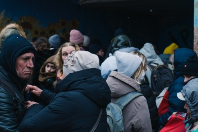 Мешканці Ірпеня чекають на евакуаційний потяг до Києва. Фото Павел Пєньонжек