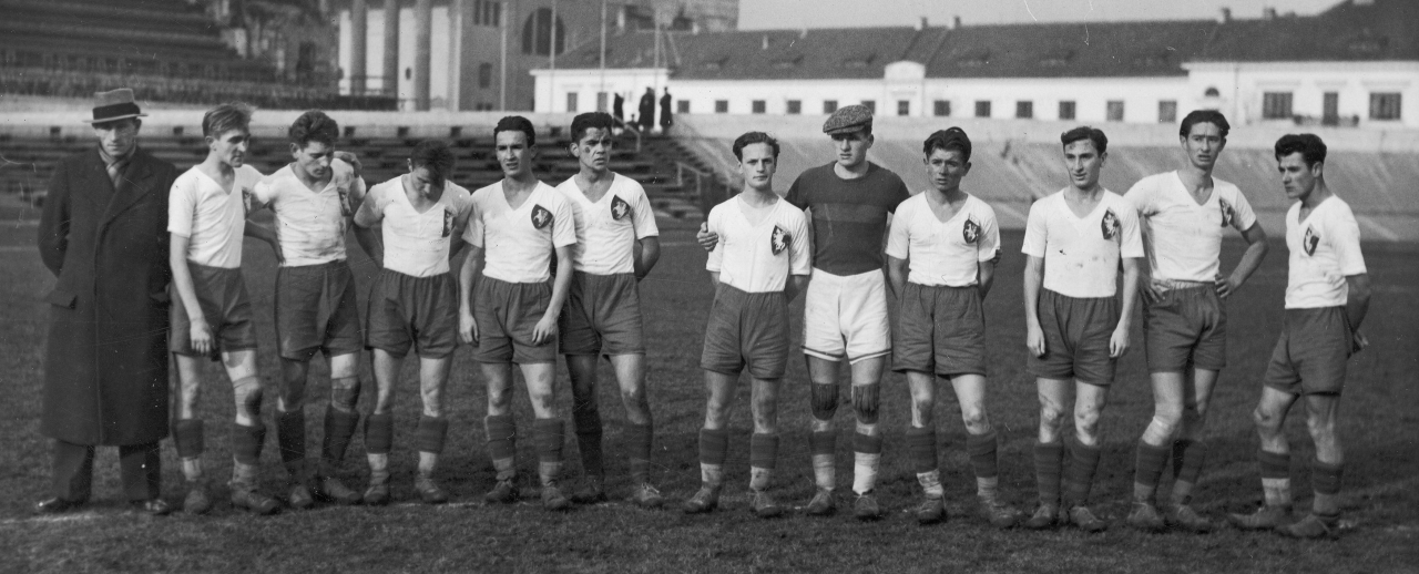 Групове фото гравців львівської футбольної команди «Поґонь», 1937. Джерело: Національний цифровий архів Польщі