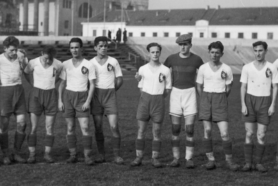 Групове фото гравців львівської футбольної команди «Поґонь», 1937. Джерело: Національний цифровий архів Польщі