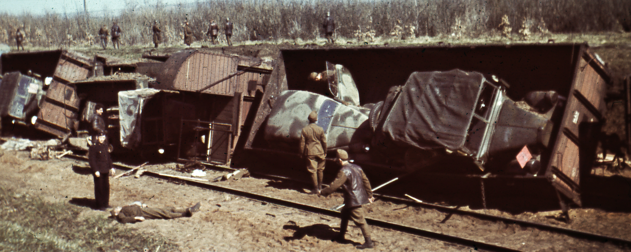 Ешелон із технікою, що зійшов із рейок, 1942. Джерело: Вікіпедія