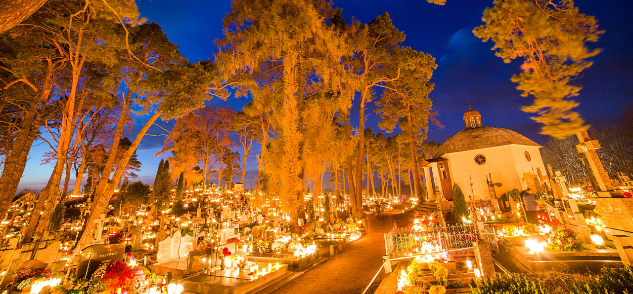 Цвинтар у місті Сейни на північному сході Польщі в День усіх святих. Фото: Анджей Сідор / Forum