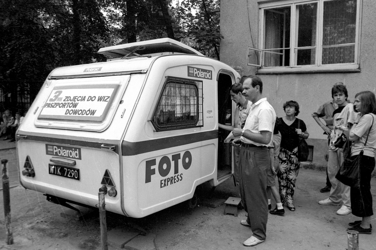 Черга за фотографіями на візи біля посольства США у Варшаві. Фото: Роман Котович / Forum