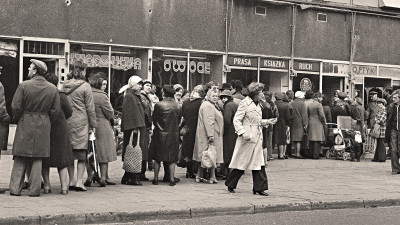 Черга під торговими павільйонами. Варшава, 1981. Джерело: Національний цифровий архів Польщі