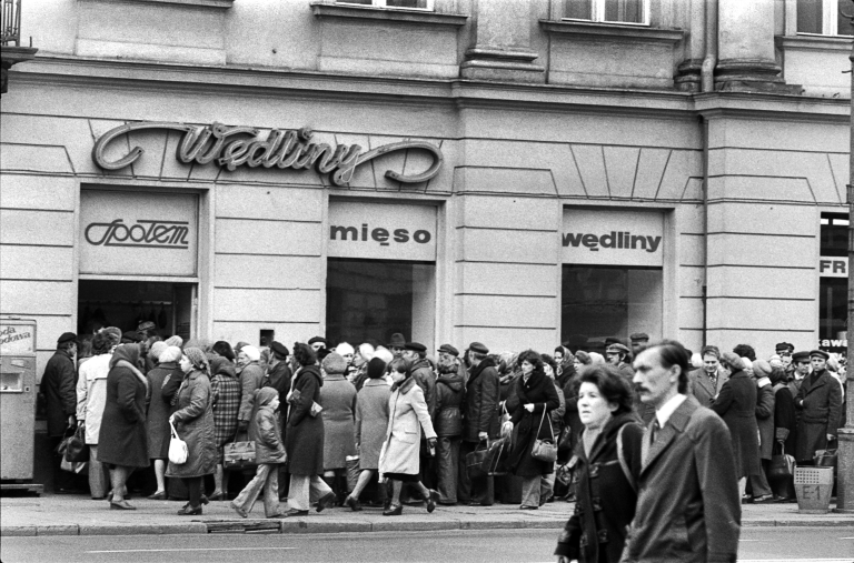 Черга під м’ясним магазином, Варшава, 1980-ті роки. Фото: Томек Сікора / Forum