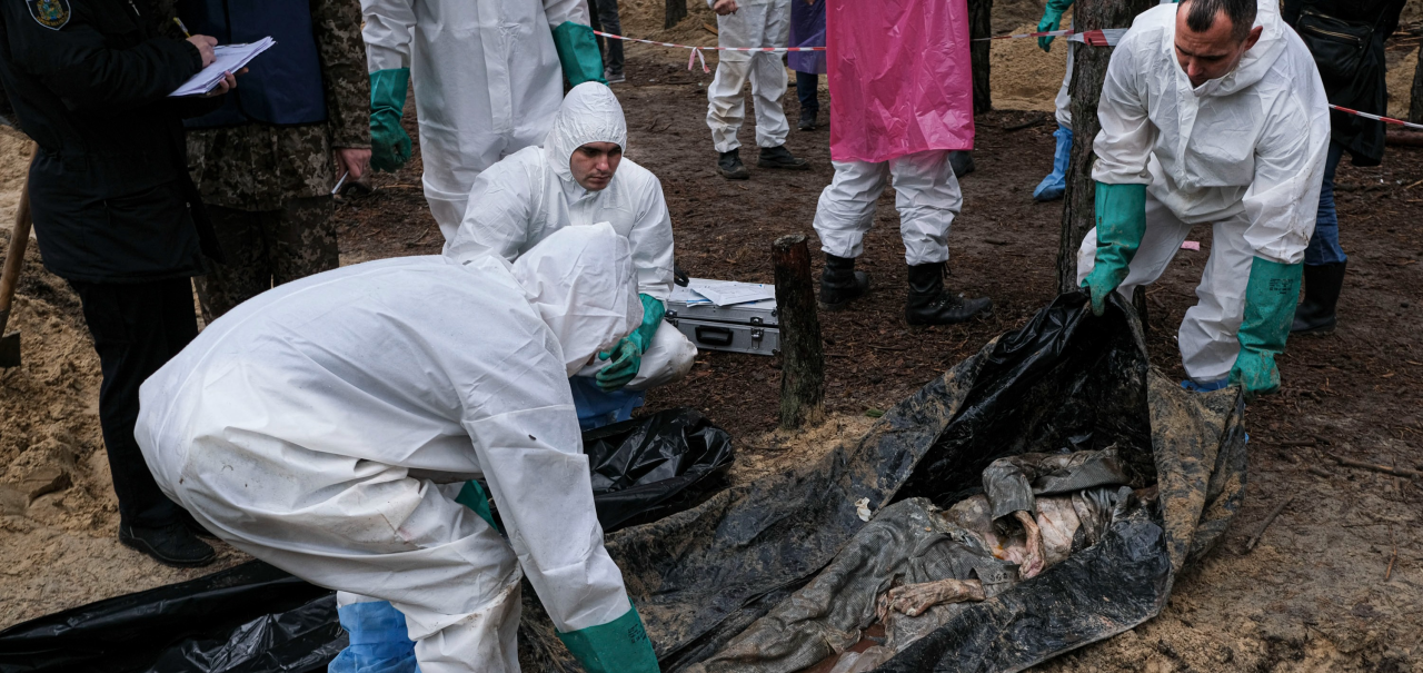 Ексгумація масового поховання в Ізюмі на Харківщині. Фото: Байрон Сміт / Zuma Press / Forum