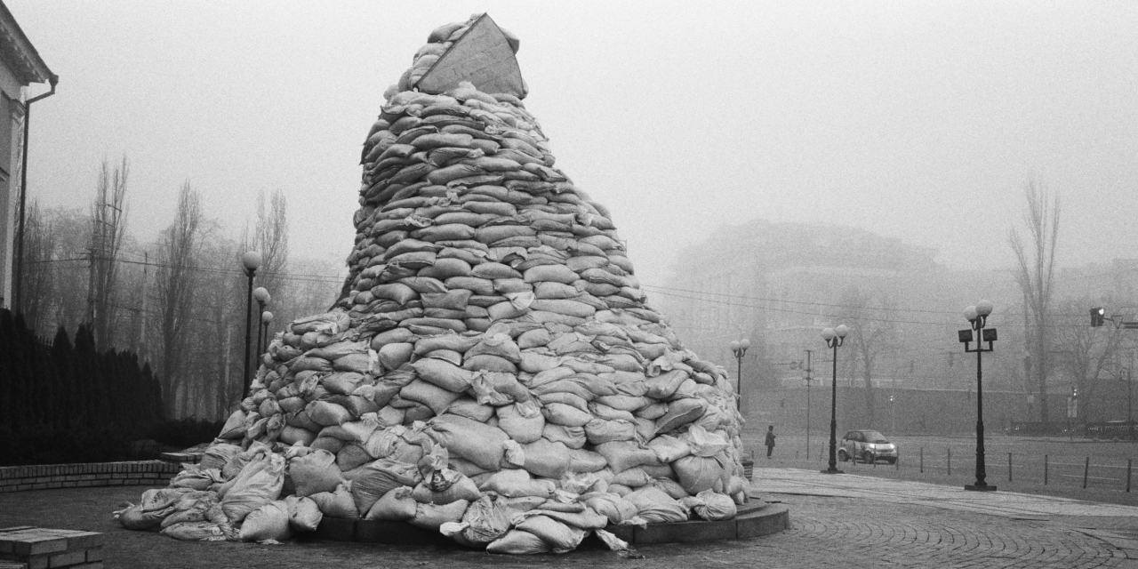 Пам’ятник Михайлу Грушевському, прикритий від обстрілів  мішками з піском. Київ, 1 квітня 2022. Фото: Вікторія Івлєва