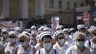 Медсестри та акушерки під час акції протесту, Варшава, 2021. Фото: Мацєй Лучнєвський / Forum