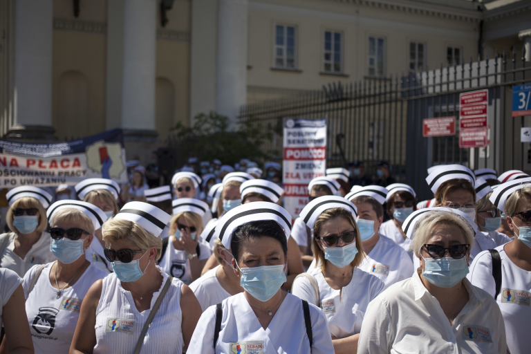 Медсестри та акушерки під час акції протесту, Варшава, 2021. Фото: Мацєй Лучнєвський / Forum