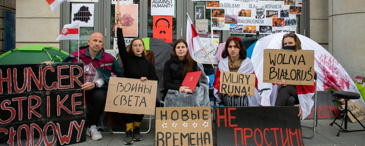 Учасники голодування перед представництвом Єврокомісії. Фото: Swieta Far/ Belsat.eu