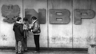 Торгівля валютою перед банком NBP у Варшаві, 1990 рік. Фото: Кшиштоф Вуйцік / Forum
