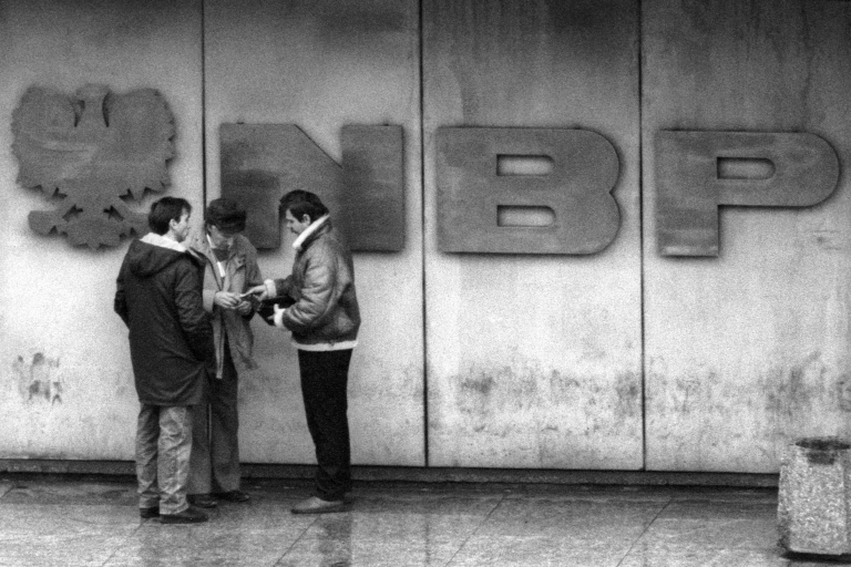 Торгівля валютою перед банком NBP у Варшаві, 1990 рік. Фото: Кшиштоф Вуйцік / Forum
