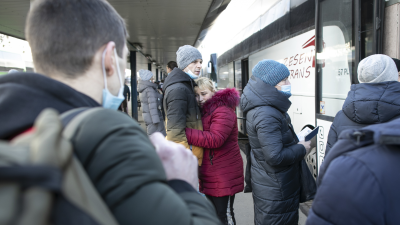 Західний вокзал у Варшаві. Українці повертаються на батьківщину, охоплену війною. 25 лютого 2022. Фото: Яцек Шидловський / Forum