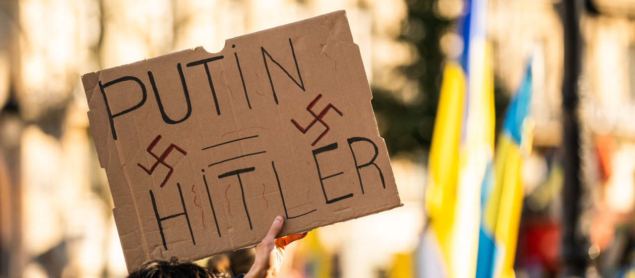 Напис на картонці «Путін = Гітлер». Джерело: Hans Lucas Agency