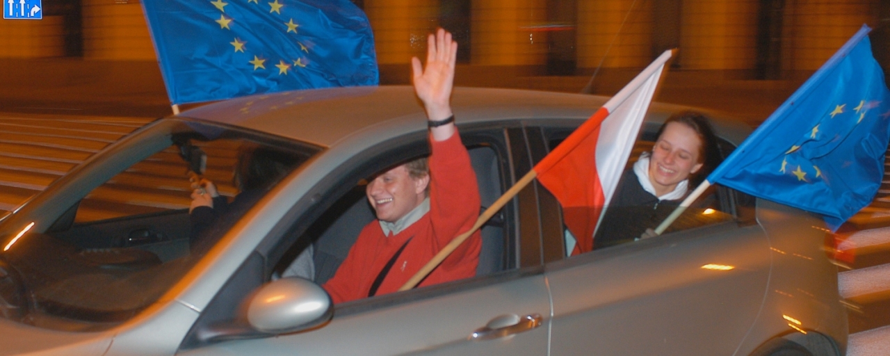 Варшавʼяни святкують вступ Польщі до ЄС. Ніч на 1 травня 2004 року. Фото: Філіп Радванський / Forum