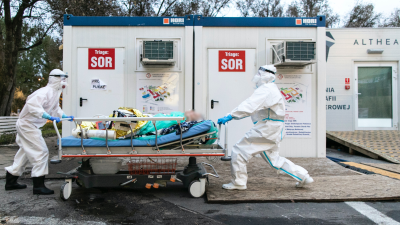 Медики швидкої допомоги з пацієнтом, зараженим коронавірусом, в клінічному госпіталі №4, Люблін. Фото: Яцек Шидловський / Forum