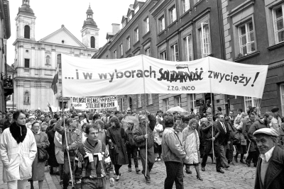 Демонстрація опозиції, 1989. Напис на плакаті: «... і на виборах "Солідарність" переможе!» Фото: Войцєх Вуйцік / Forum