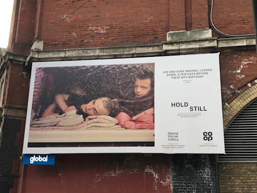 Une exposition pour l'exposition Hold Still de la National Portrait Gallery