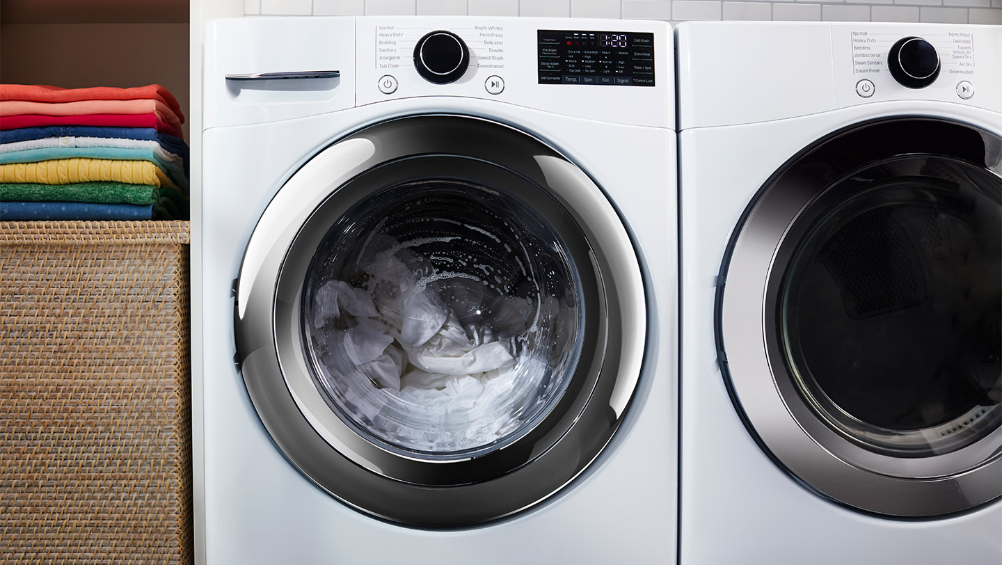 Trucos de limpieza: El líquido que debes añadir al agua de la plancha para  que la ropa o sábanas queden perfumadas