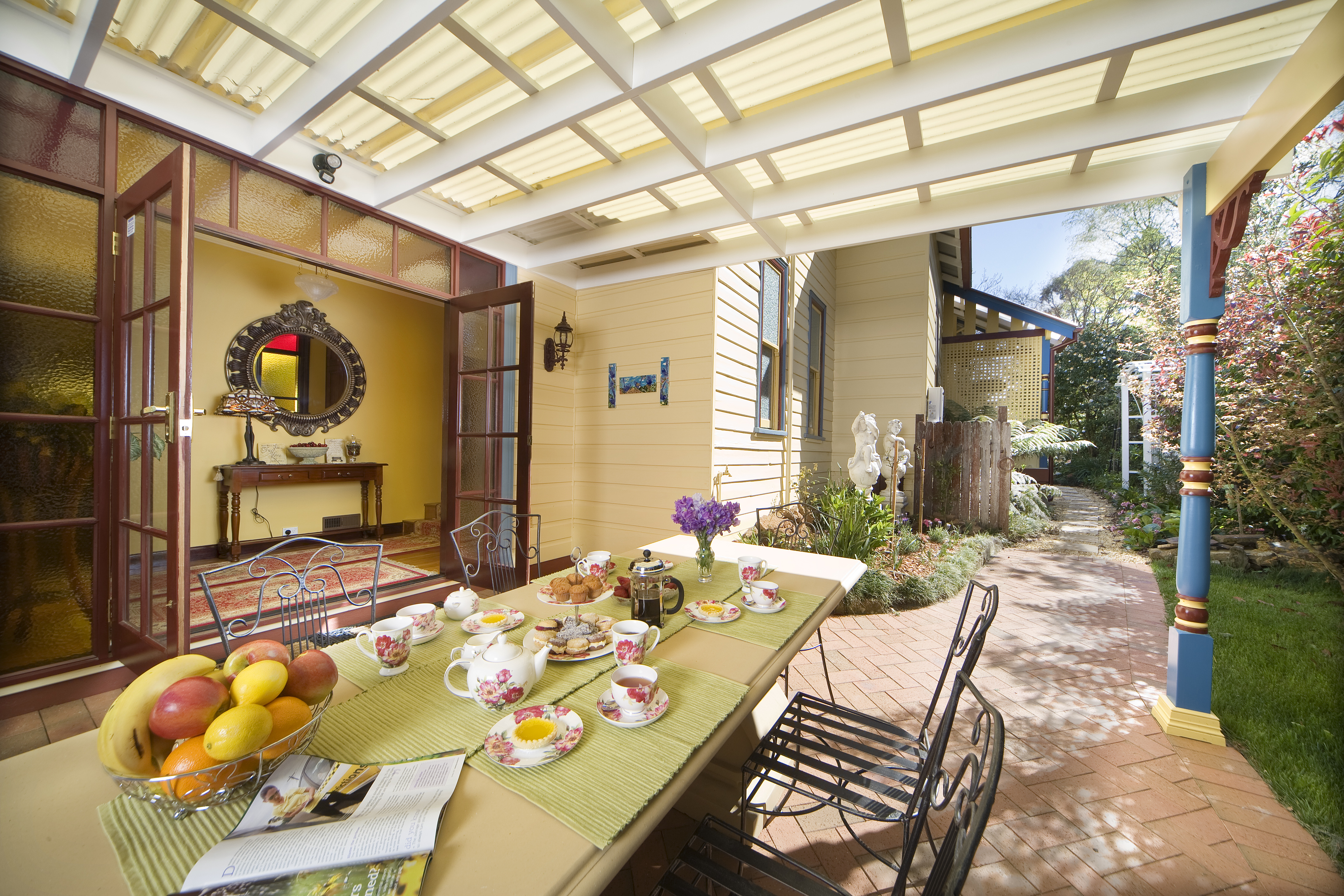 Alfresco dining in the picturesque Varenna courtyard