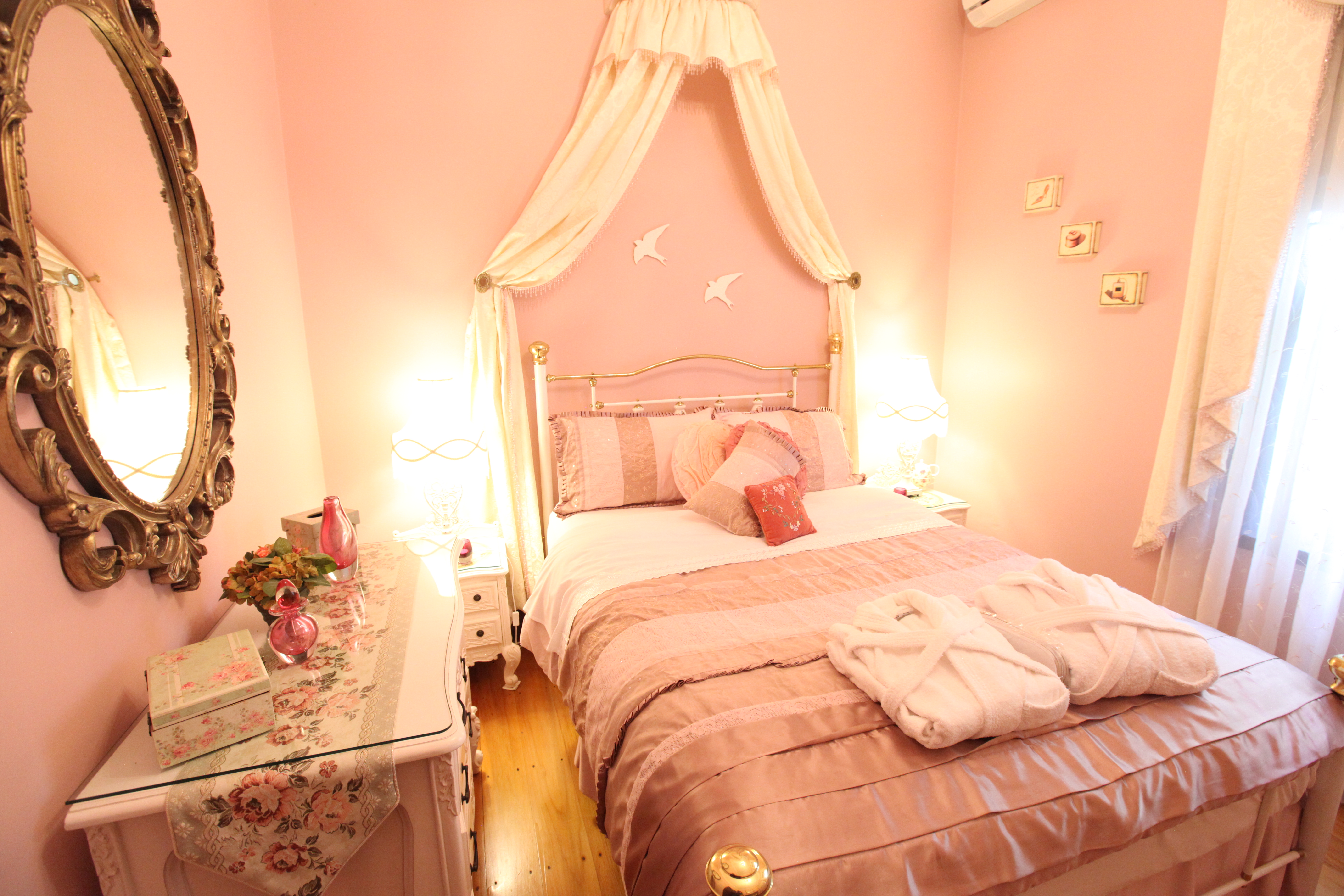 Varenna Luxury Accommodation Queen bedroom Leura Blue Mountains