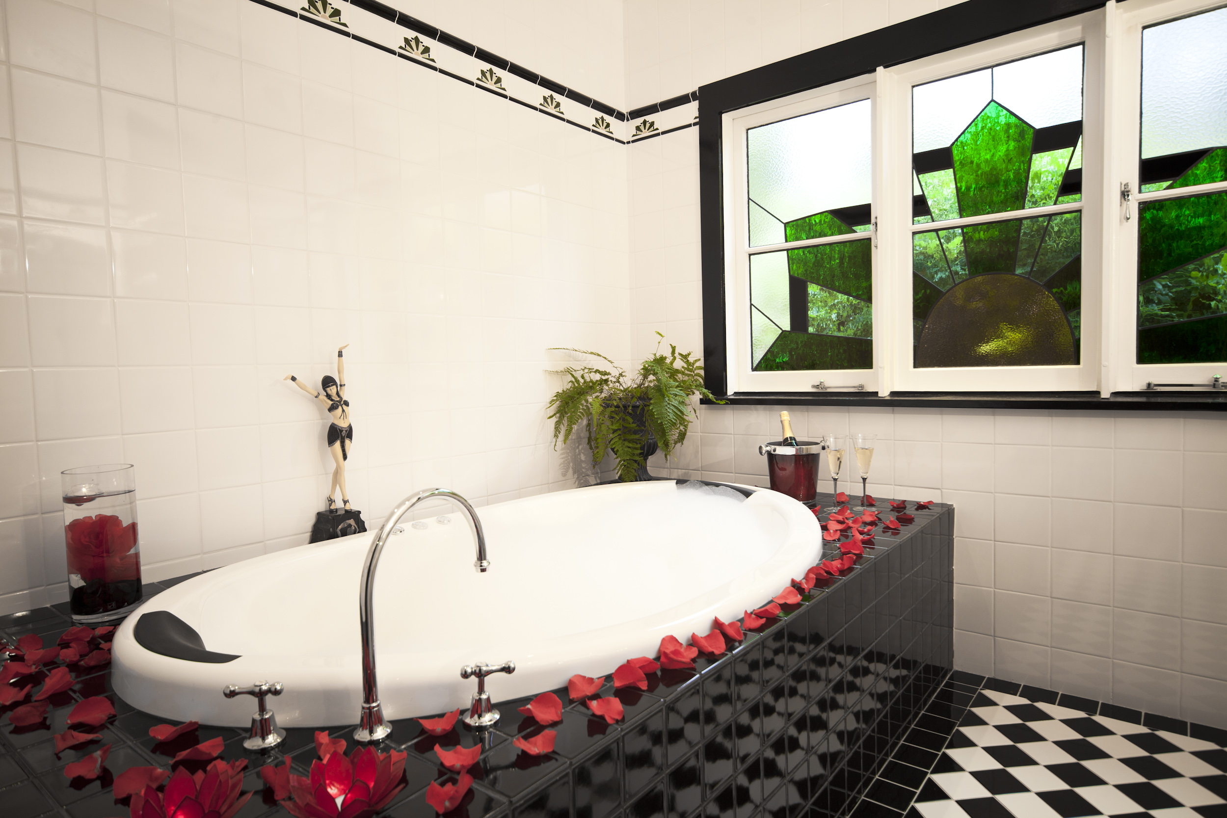 The Gatsby Katoomba, Blue Mountains spa bathroom