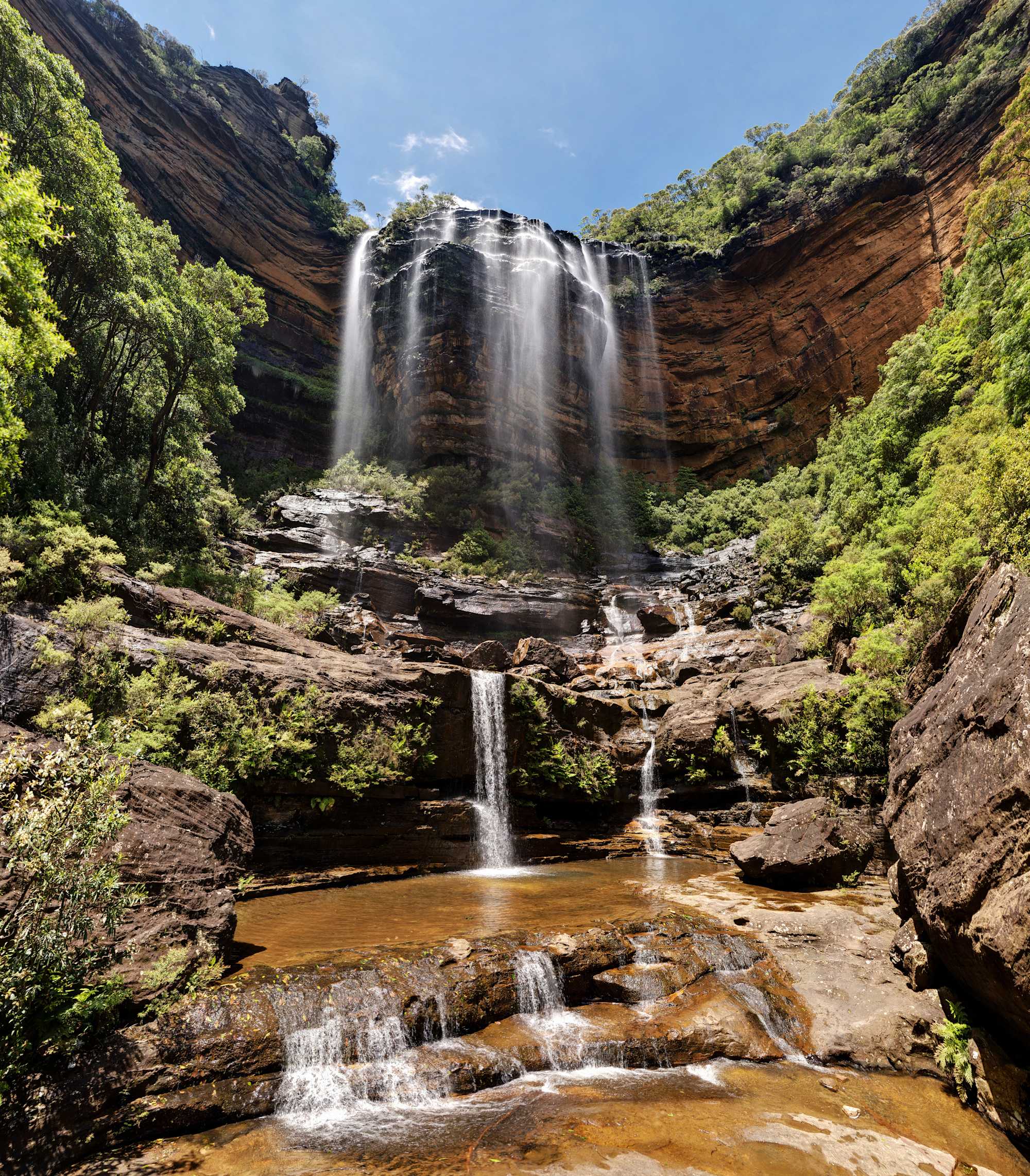 The perfect short walk down to the beautiful Upper Wentworth Falls this track showcases the beauty of the Jamison Valley and the Falls, Blue Mountains without having to spend a whole day walking. 
