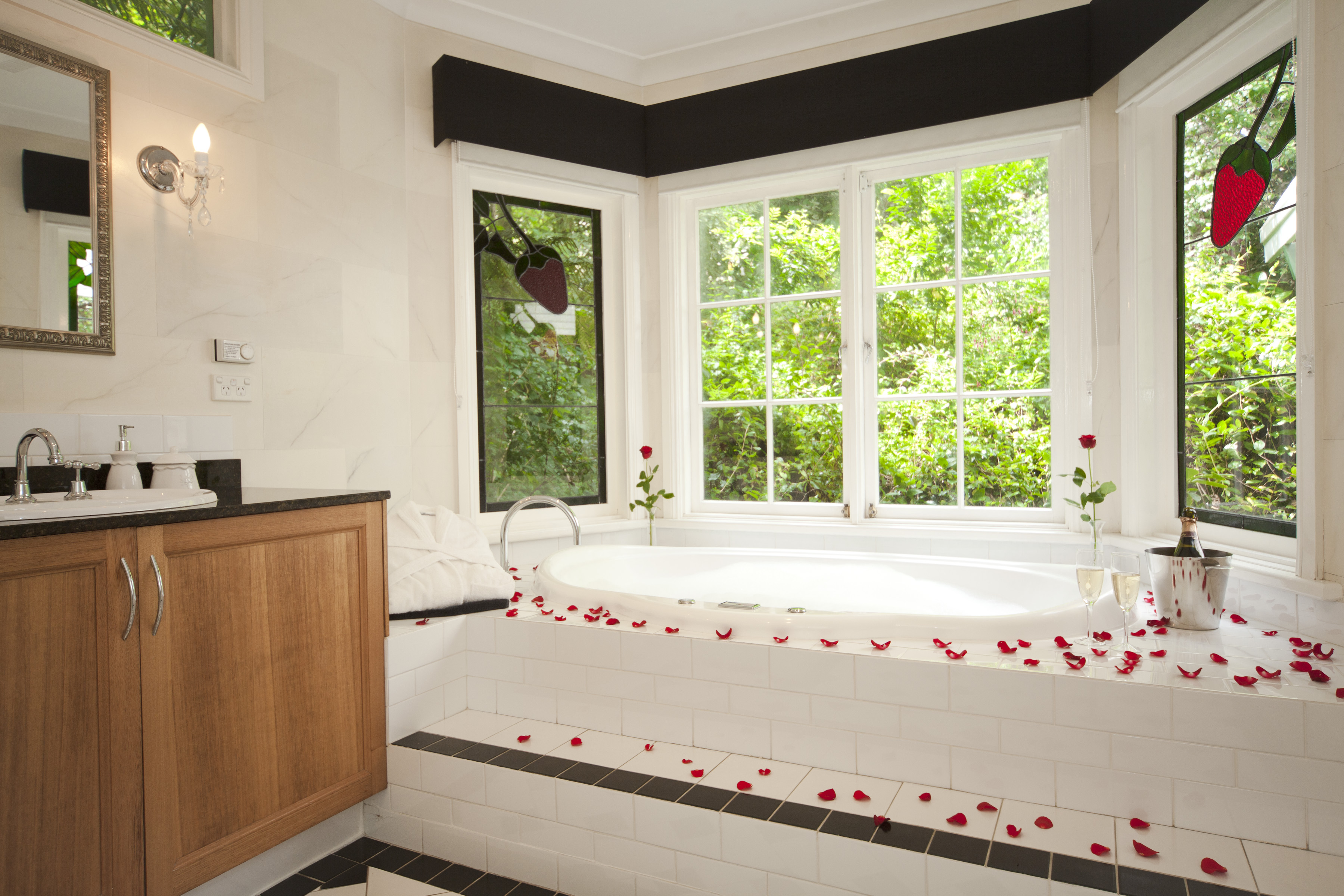 Strawberry Patch Cottage double Spa Bathroom, Leura Blue Mountains