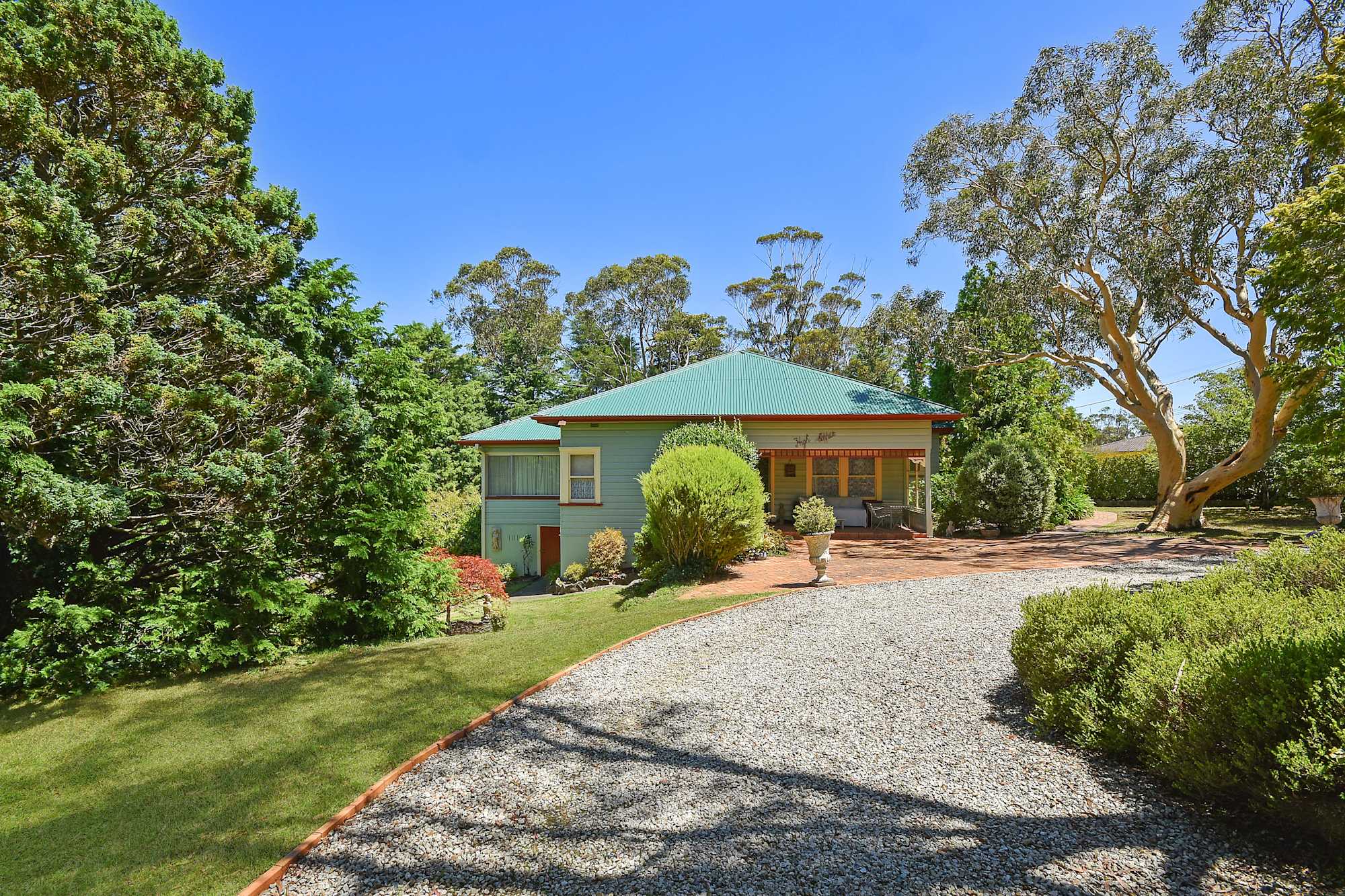 Welcome to your 5-star luxury escape in the Blue Mountains - Chatelaine Valley Views overlooking the majestic Jamison Valley.