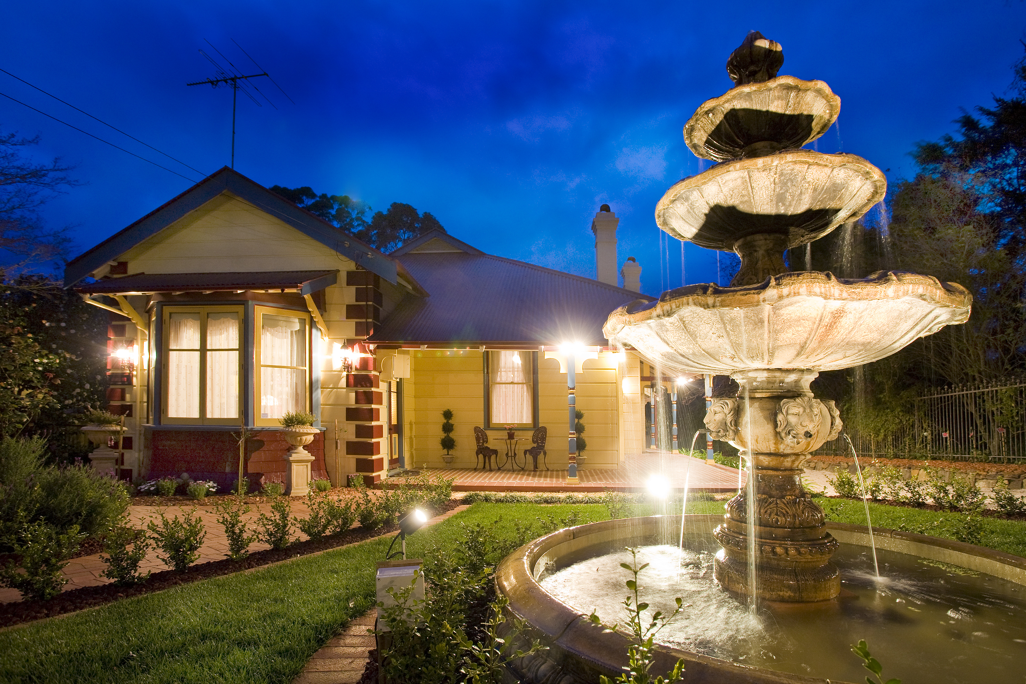 Varenna Luxury Accommodation, Leura Blue Mountains exterior by dusk