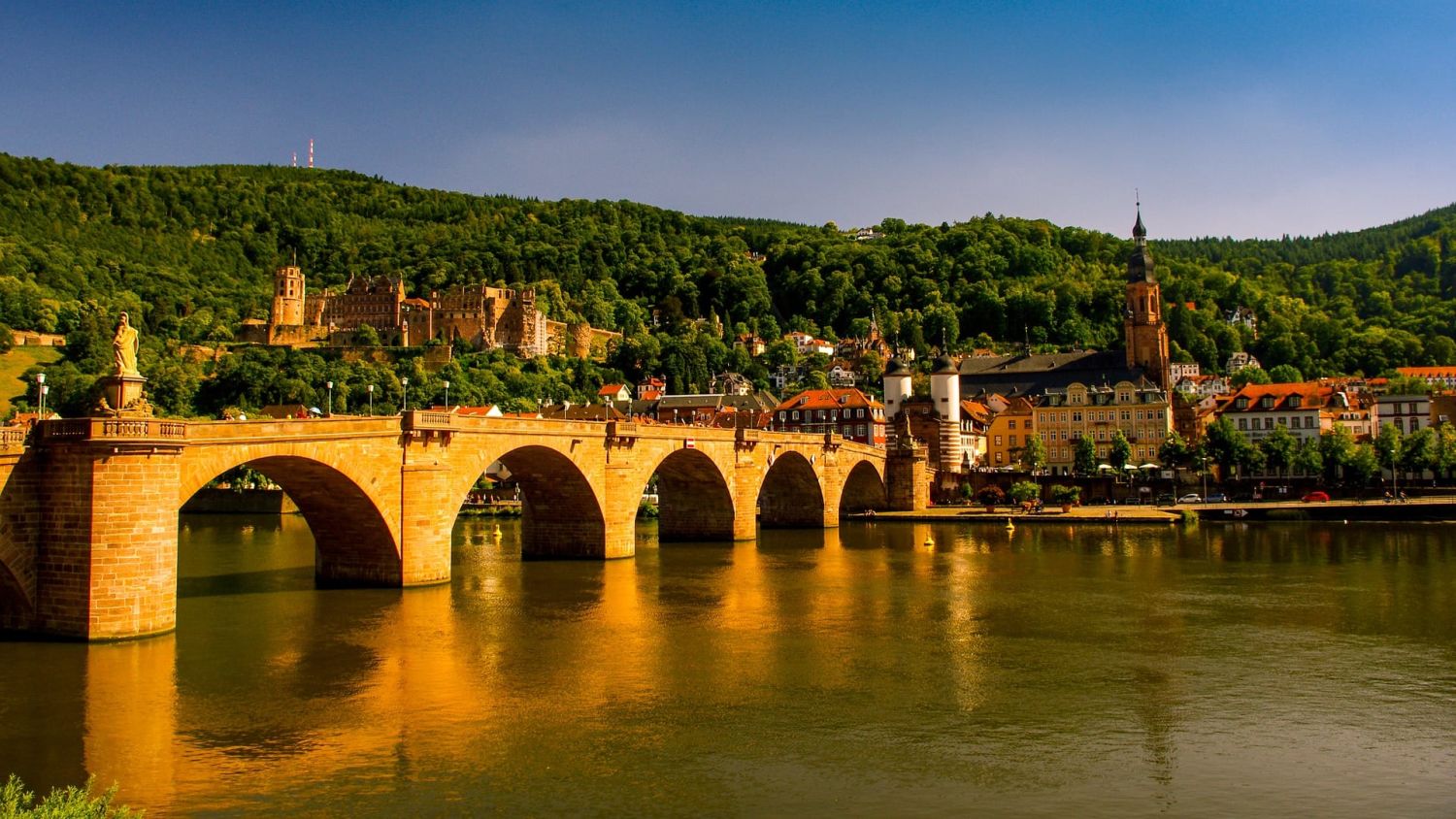 Heidelbergs Alte Brücke mit Schloss im Hintergrund