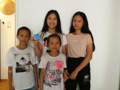 4 Geschwister mit WLAN-Verstärker, v. r. n. l.: Hamy, Julia, Baolam, Ngoc-Cham 
Standort: München, 29.08.2020 