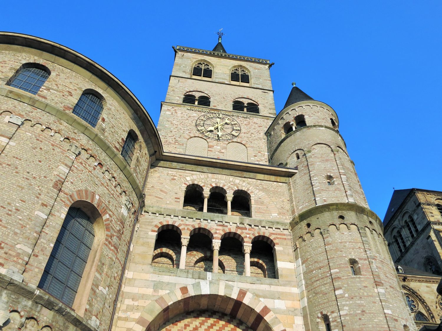 Dom im historischen Zentrum von Trier
https://pixabay.com/photos/trier-city-dom-historic-center-840702