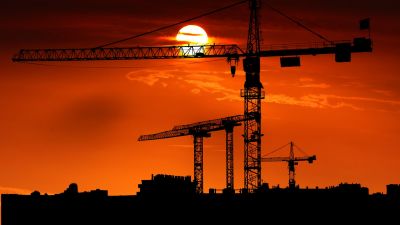 Baukräne im Sonnenuntergang
Quelle: https://pixabay.com/photos/sunset-cranes-site-architecture-4034688