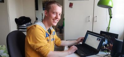 Leander gibt am Laptop virtuelle Nachhilfe
Bild: Studenten bilden Schüler
