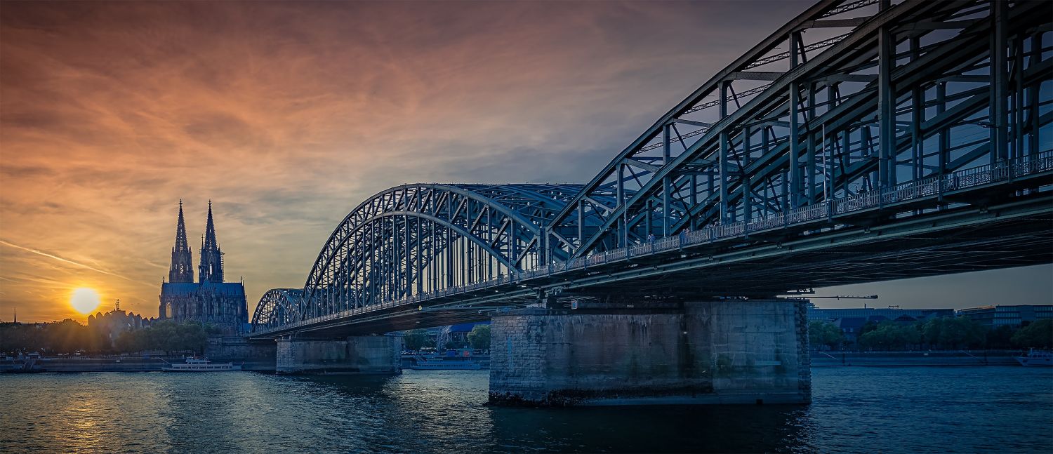 Ansicht auf die Stadt Köln mit Rheinbrücke und Dom