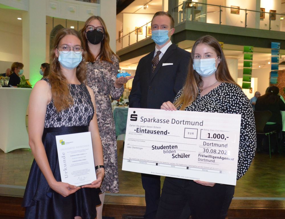 Das Team der Standortleitung Dortmund von “Studenten bilden Schüler” nimmt das Preisgeld im Dortmunder Museum für Kunst- und Kultur in Empfang: v.l. Esther Schücker, Jacqueline Korf, Christoph Bischoff und Dana-Celine Will.
Foto: FreiwilligenAgentur Dortmund