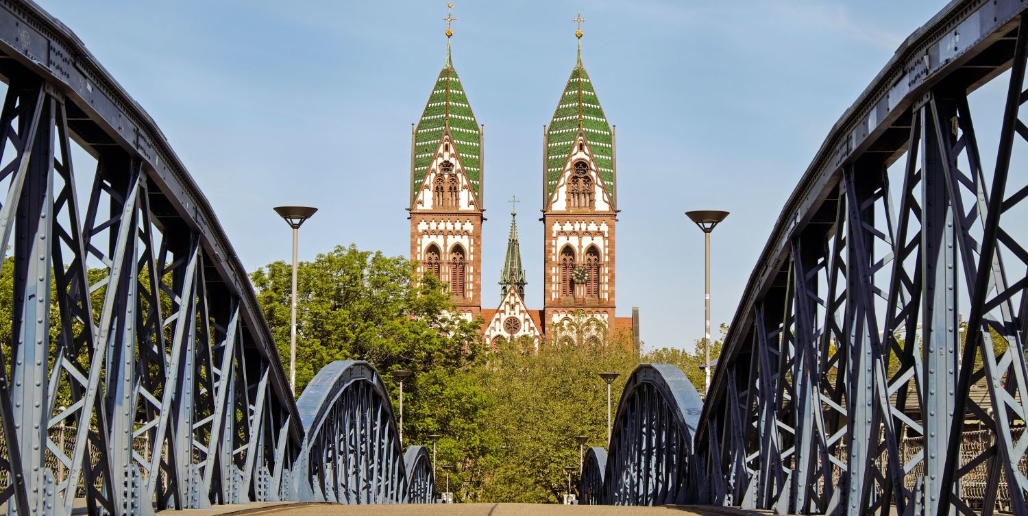 Freiburg Ansicht blaue Brücke und Kirche